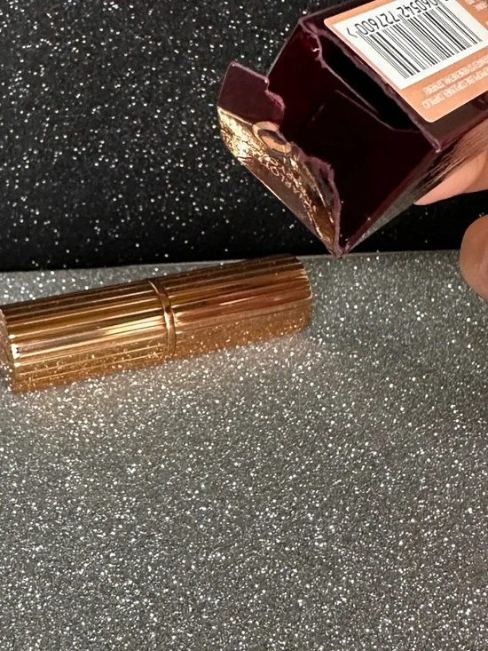 Charlotte Tilbury K.I.S.S.I.N.G Lipstick in Yes Honey - Picture 4 of 4